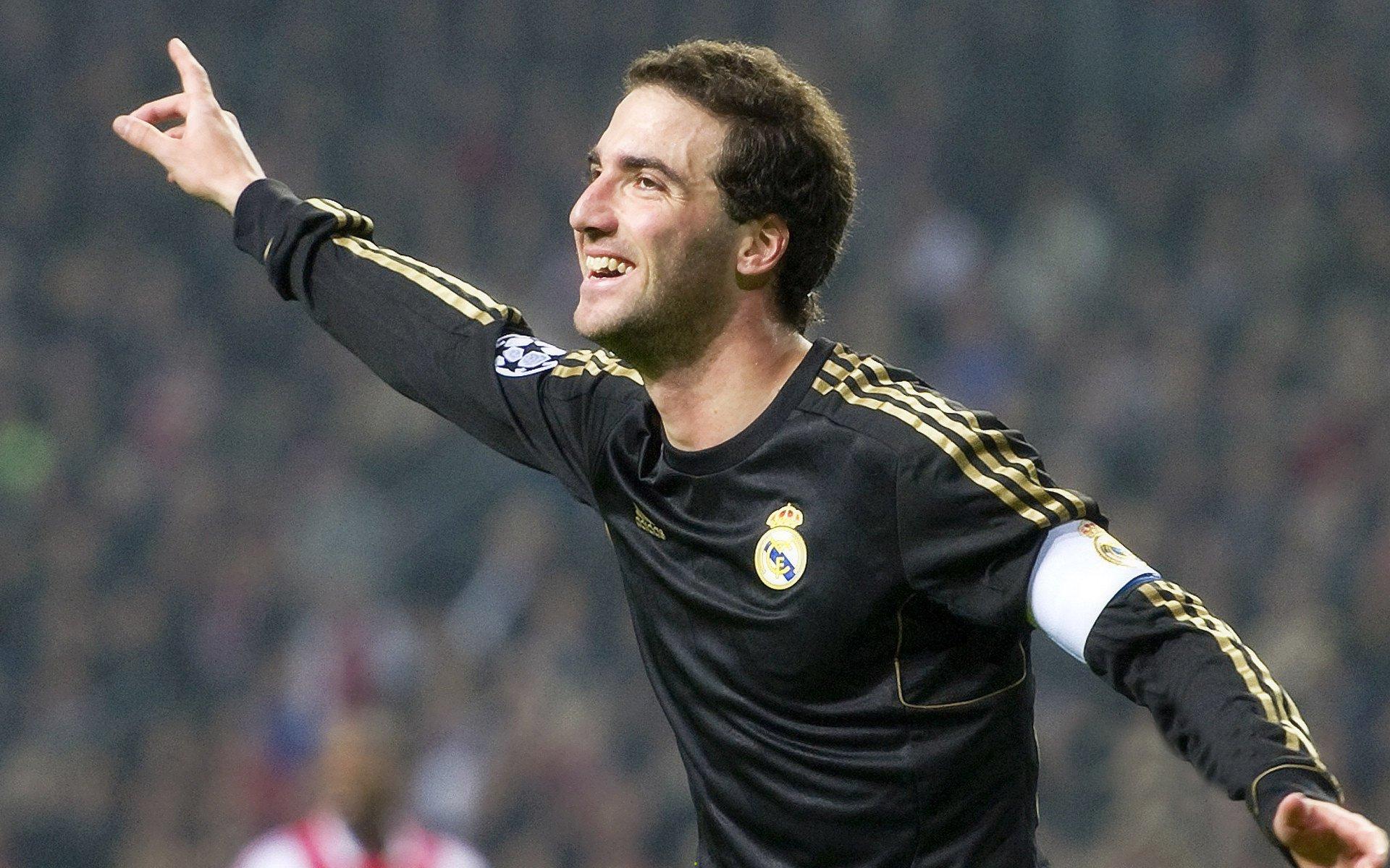 英超豪门激战落幕，曼城绝杀利物浦登顶积分榜